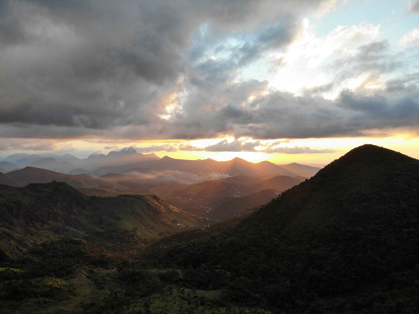 Fim de tarde sobre as montanhas na estrada entre Petrópolis e Teresópolis